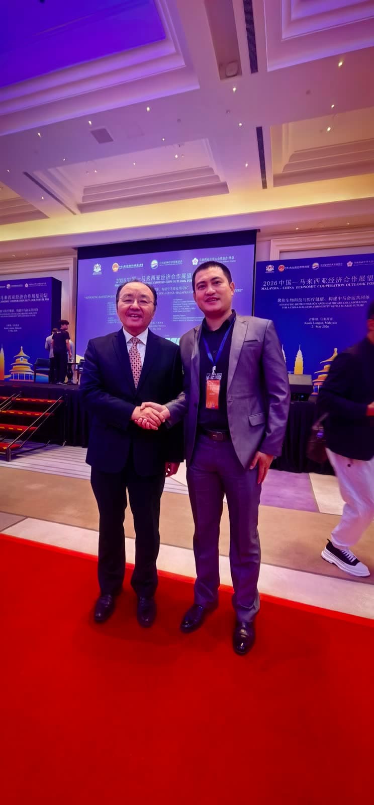 Ambassador Ouyang offering encouragement