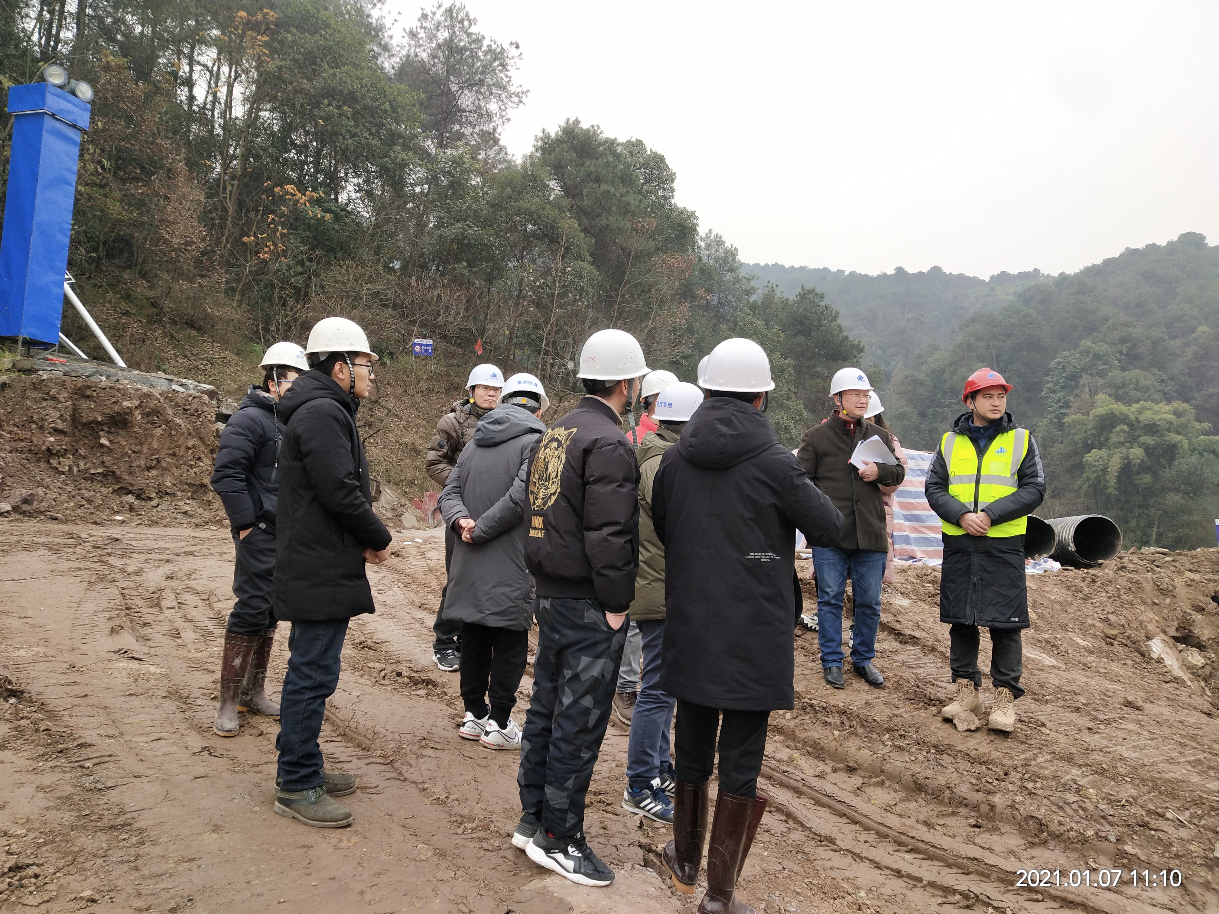 Overseeing every detail on site in a red safety helmet — a field briefing at the Cuiyun Reservoir project, January 2021